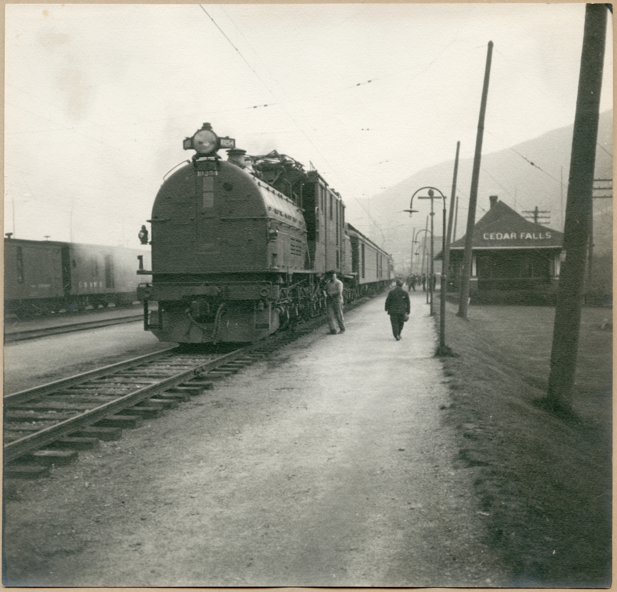 Lok med godsvagnar vid Cedar Falls station.
Bild från Bantekniska kontorets studieresa i USA.