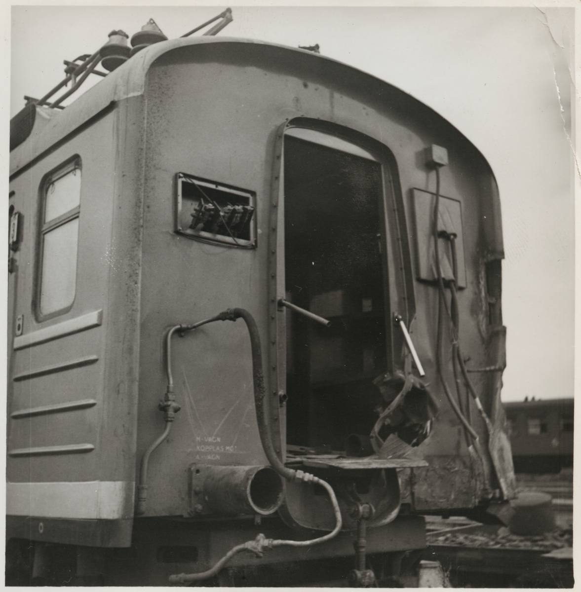 Skador på A-vagnens gavel efter olycka vid hållplatsen Arket 1951.