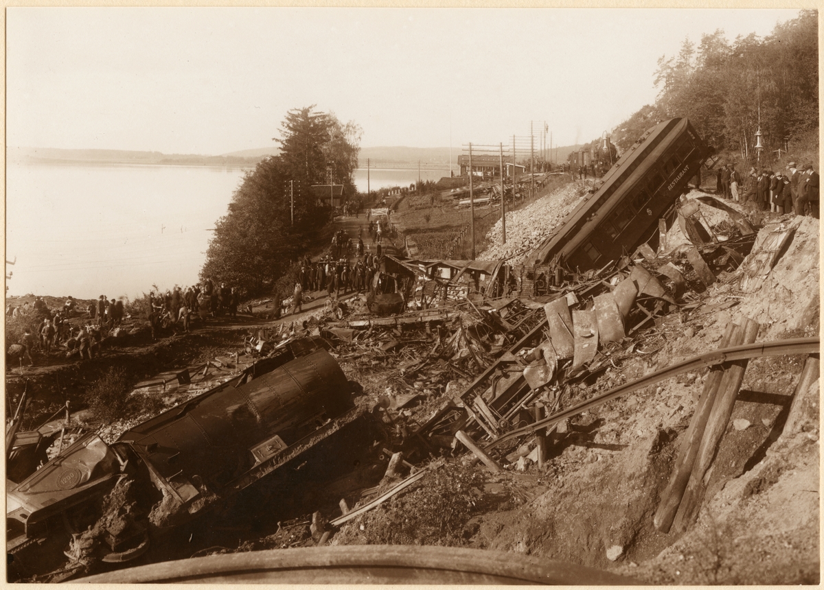 Tågolyckan vid Getå, 1 okotber 1918, där bland annat Statens Järnvägar, SJ F 1200 och ABo3 2466 har rasat nedför slänten. Bilden tagen dagen efter olyckan.