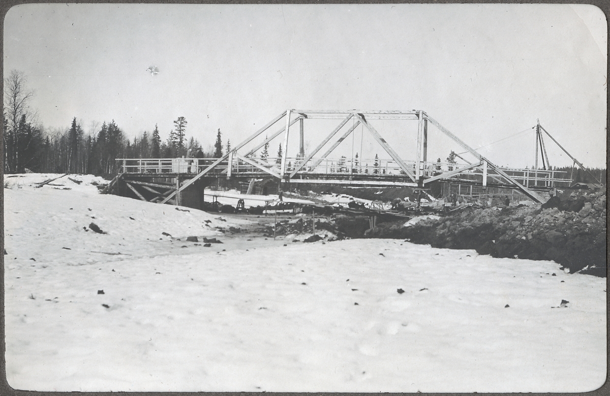 Bro över Arvån. Bro över Arvån färdig 1924.