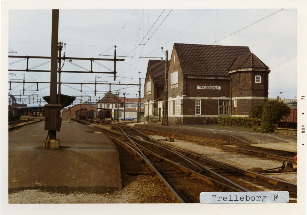 Trelleborg Färjestation 1971. Lund - Trelleborgs Järnväg, LTJ. Stationen öppnades och stationshuset byggdes 1909. Stationshuset är idag rivet. Banan elektrifierades 1933.
