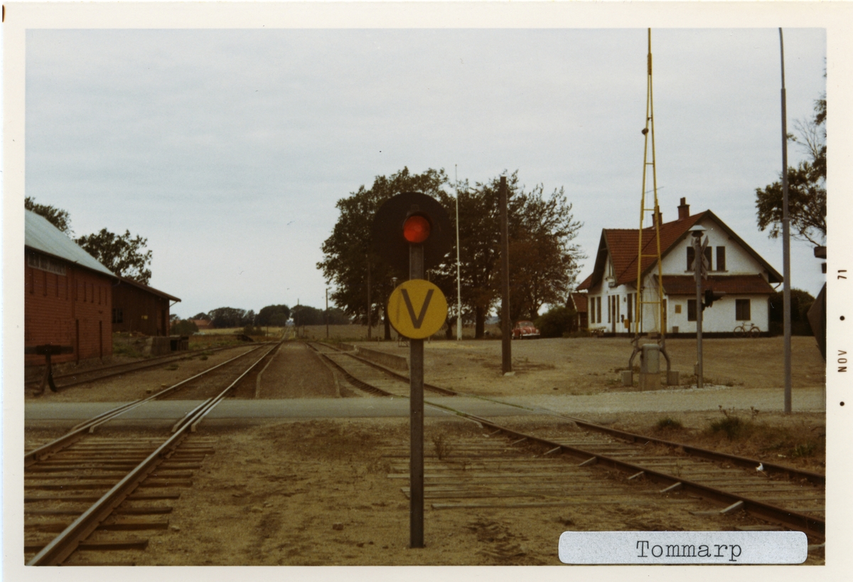 Tommarp station 1971. Simrishamn - Tomelilla Järnväg, CTJ. Stationen öppnades 1886. Den första stationen byggdes 1907 och den andra och nuvarande byggdes 1913. Blev hållplats ca 1966. Stationen är nu privatägd. Gick till Statens Järnvägar, SJ 1943. Banan elektrifierades 1996.