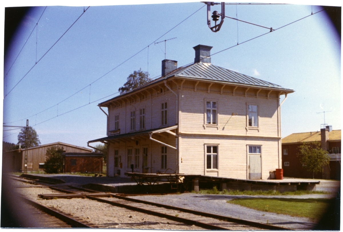 Stationen anlagd 1889, tvåvåningshus i trä