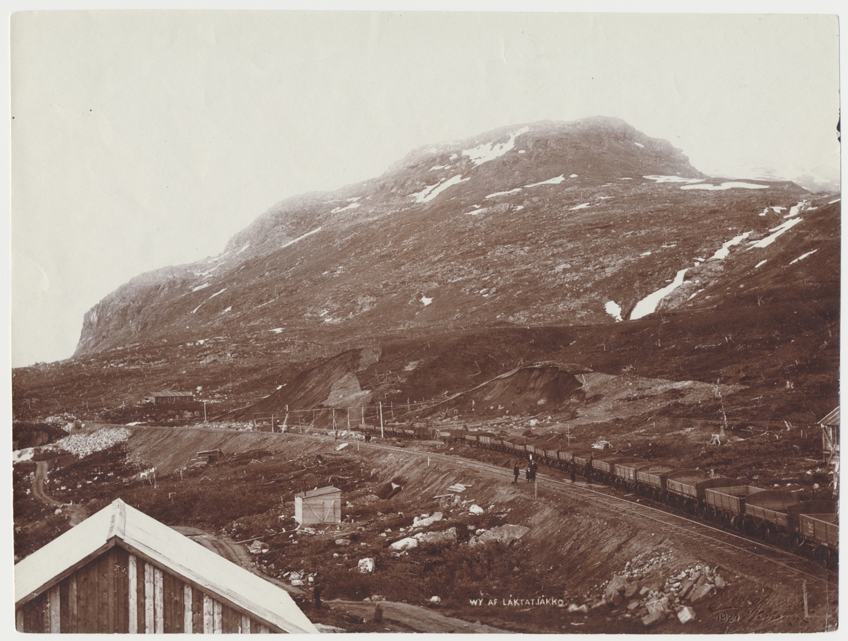 Vy över Låktatjokko.  Riksgränsbanan 1902 vid bandelen Kopparåsen - Vassijaure.