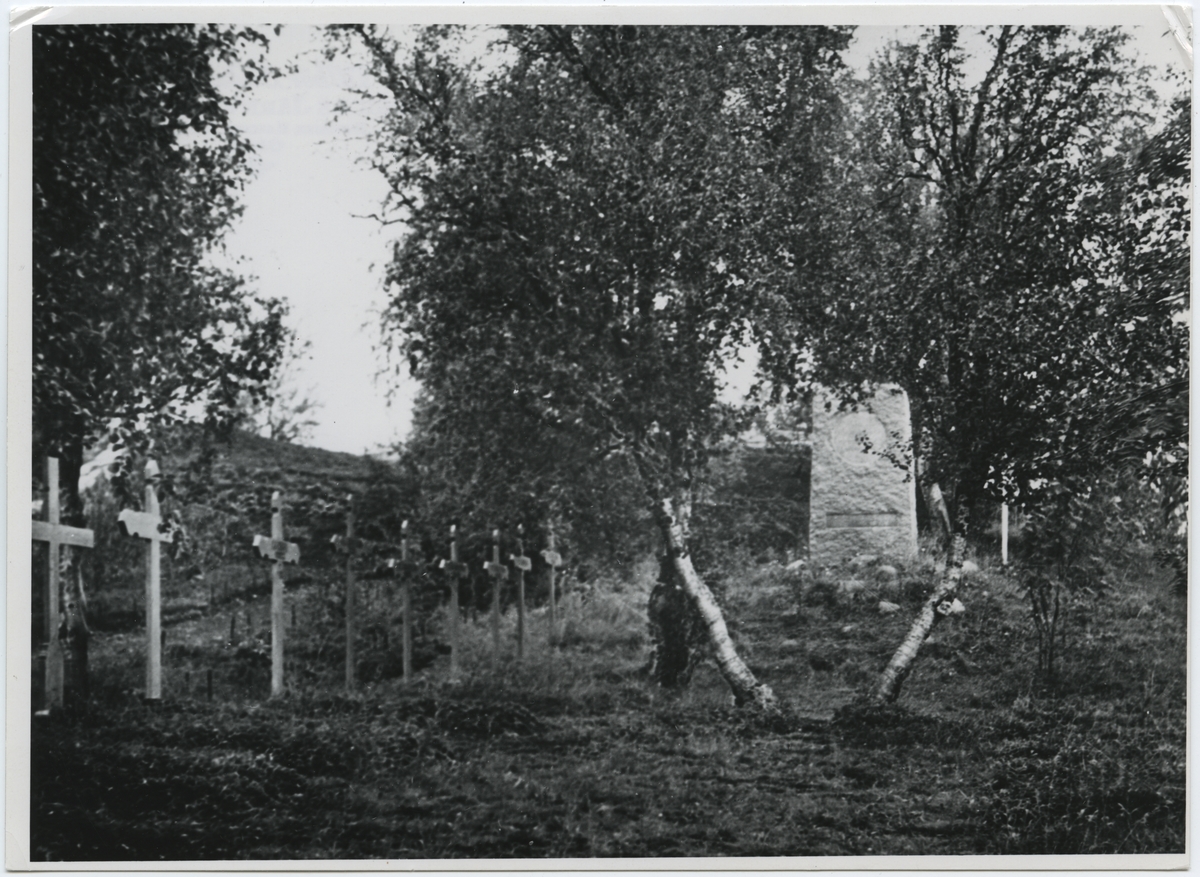 Rallarkyrkogården vid Tornehamn, Björkliden
Med minnesstenen "Till minne av dem som stannade här uppe"
Kungliga Järnvägsstyrelsen reste vården år 1923