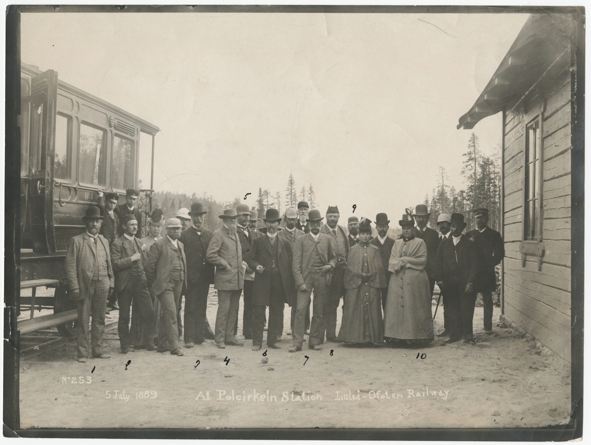 Apatitkommissionen vid Polcirkeln station 5 juli 1889. Personvagn S&NJ 1.