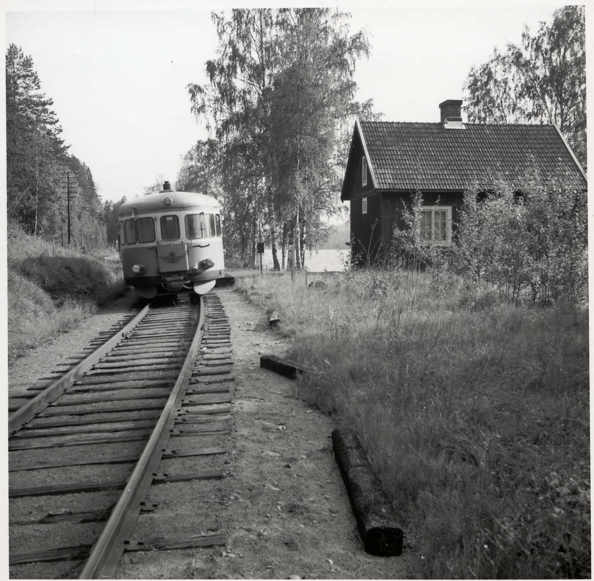 Tåg 4943 vid Björkbäcken hållplats. Statens Järnvägar, SJ YBo7 1196