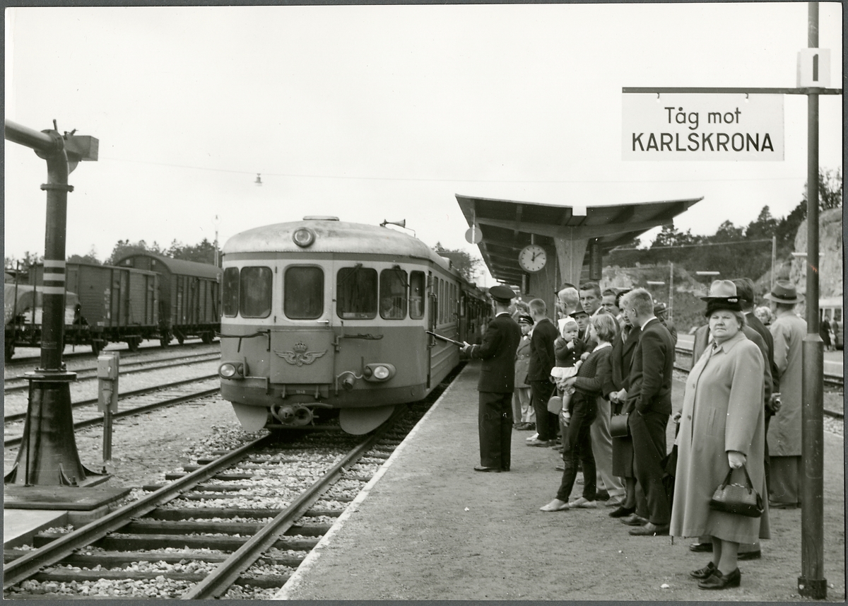 Första normalspårståget vid Karlshamn station. Statens Järnvägar, SJ YCo6 1948.