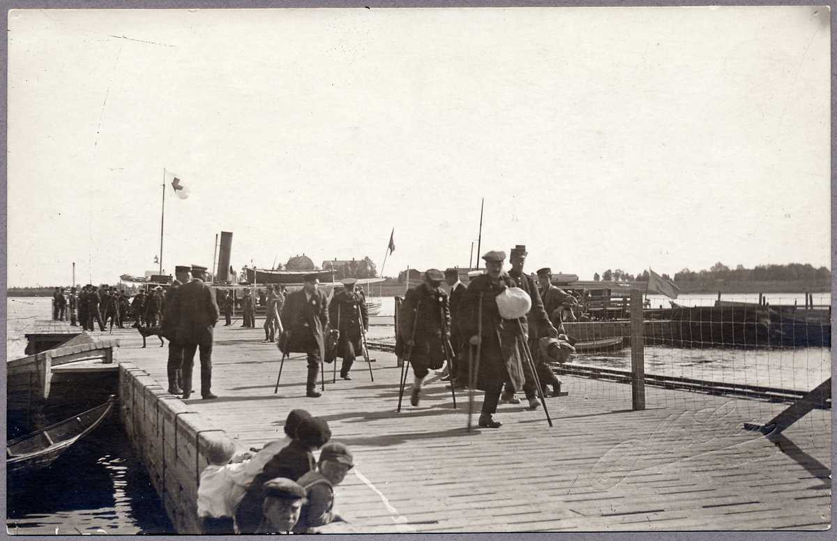 Skadade krigsfångar vid Haparanda Skeppsbro under Första världskriget. Dessa kom sedan att transporteras med tåg från Haparanda genom Sverige och sedan vidare till kontinenten.