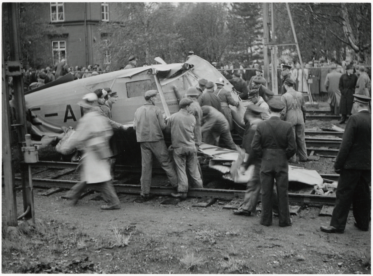 Störtat flygplan på Bodens bangård. - Järnvägsmuseet / DigitaltMuseum