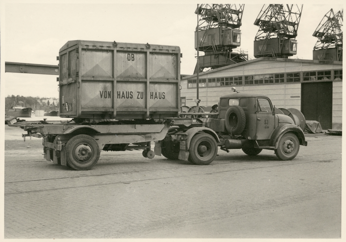 Lastbil med container vid ett hamnområde. - Järnvägsmuseet / DigitaltMuseum