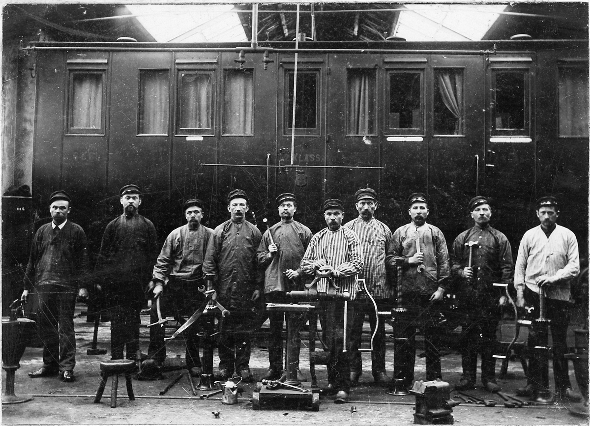 Verkstadspersonal från Malmö. Tredje man från höger är Anders Lagerholm. Vagnen bakom är en Statens Järnvägar, SJ B3a eller B3b, tillverkad 1874-1876.