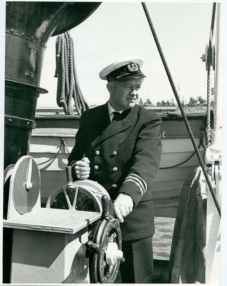 Willy Moberg vid rodret på bogserbåten "Simson".