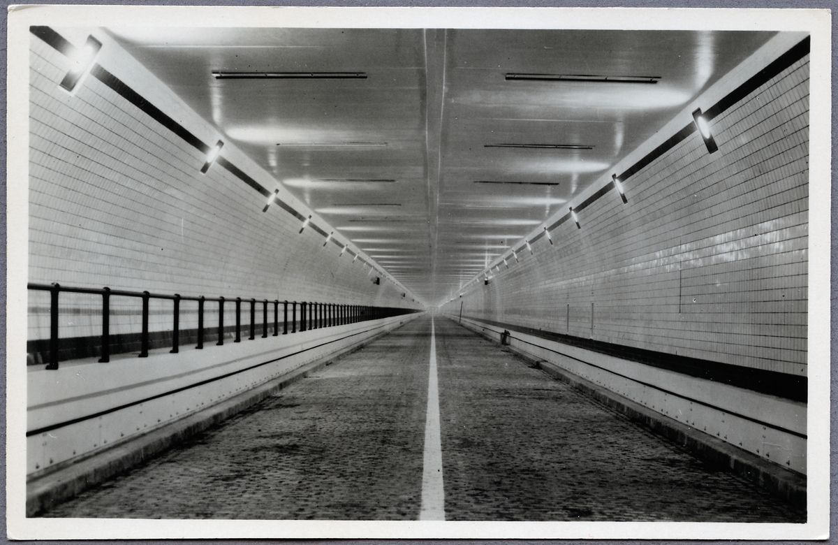 Inne i tunneln i Anvers - Antwerpen.