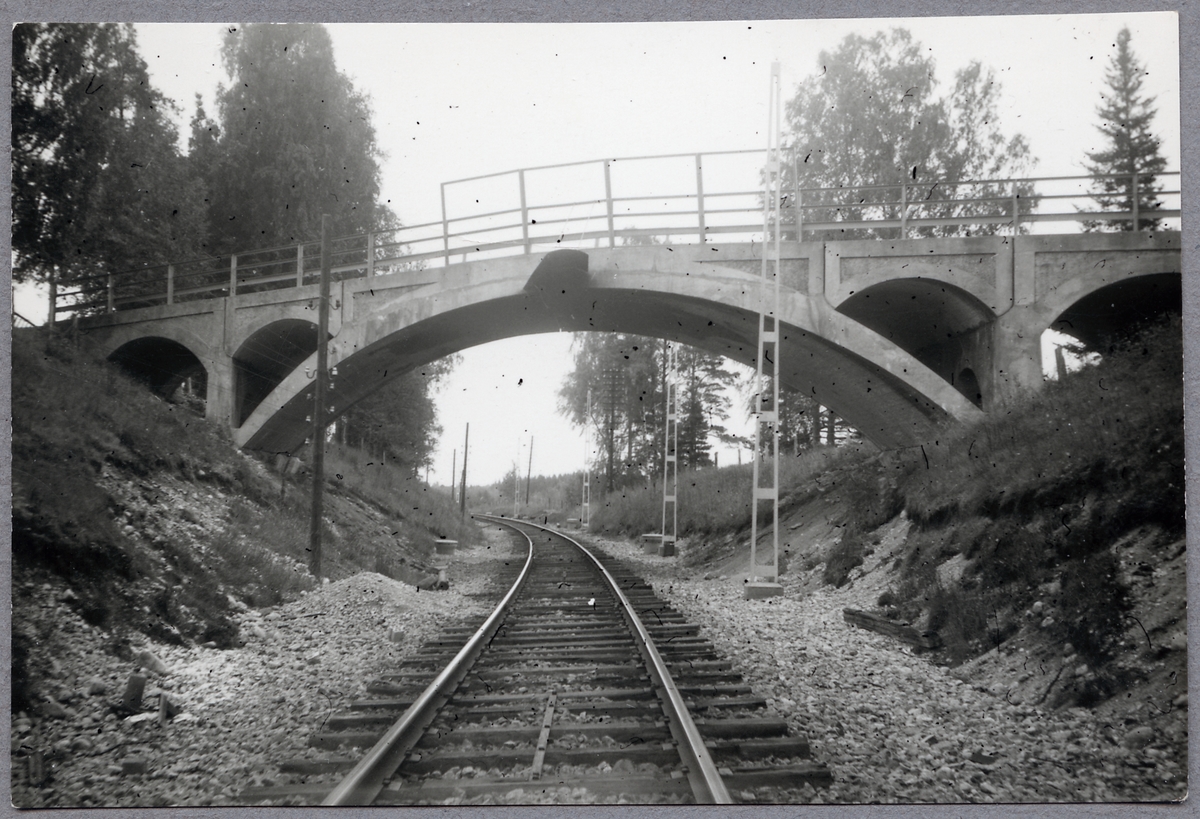 Vägbro på linjen mellan Söderhamn  och Sundsvall C. Kontaktledningsstolparna är uppsatta inför elektrifieringen 1955-56.