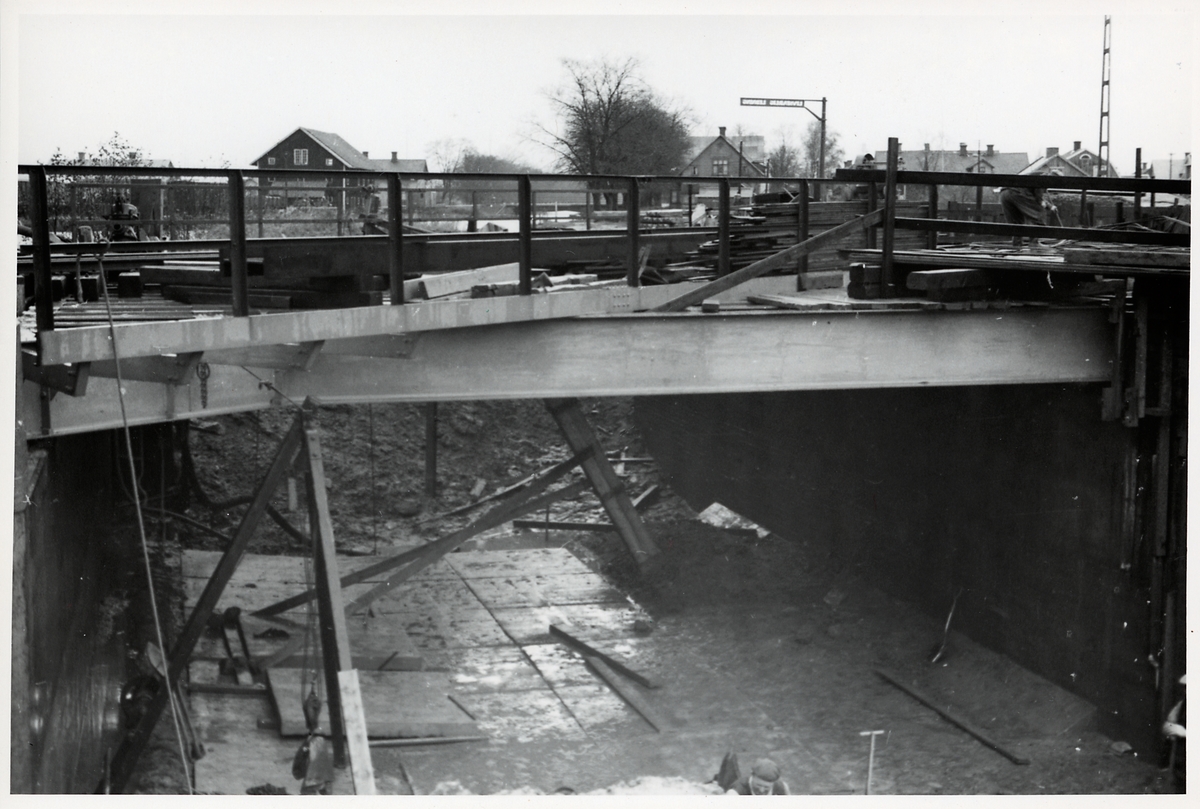 Järnvägsbygge i Töreboda över Göta kanal. - Järnvägsmuseet / DigitaltMuseum