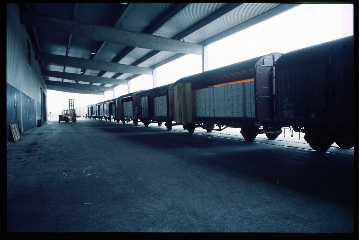 Lastning av godsvagnar med gaffeltruck.