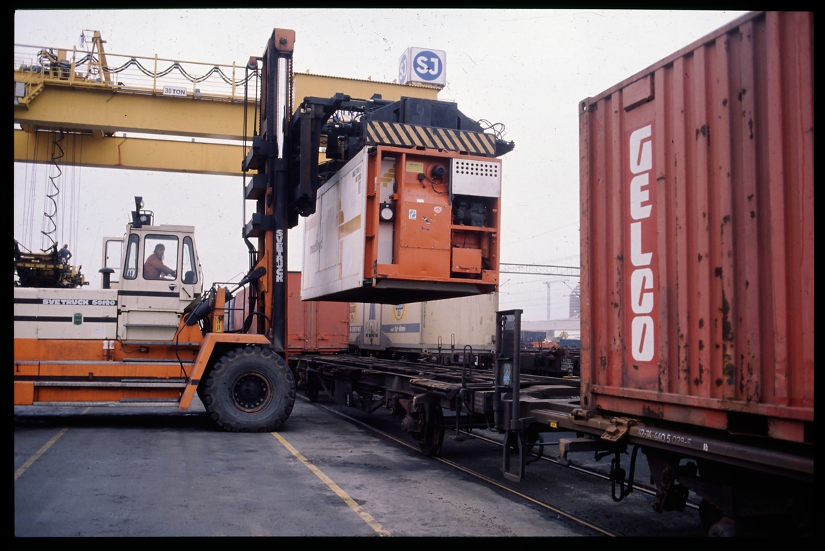 Lastning/lossning med containertruck. längst till höger skymtas SJ Lgjs-w 42-74-440 5 028-5. Statens Järnvägar.