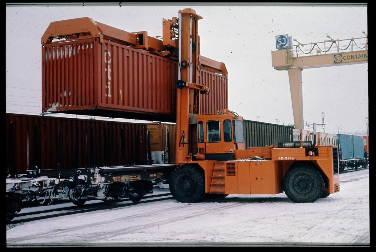 Lastning med containertruck GD-3219. Statens Järnvägar SJ Slps 20-74-432 7 035-1.