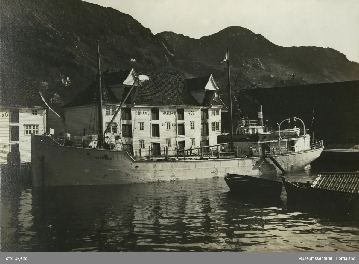 Foto av M/S Halnenut, eigd av industrigründer Karl Jebsen. Biletet er frå året båten var bygd, 1920.