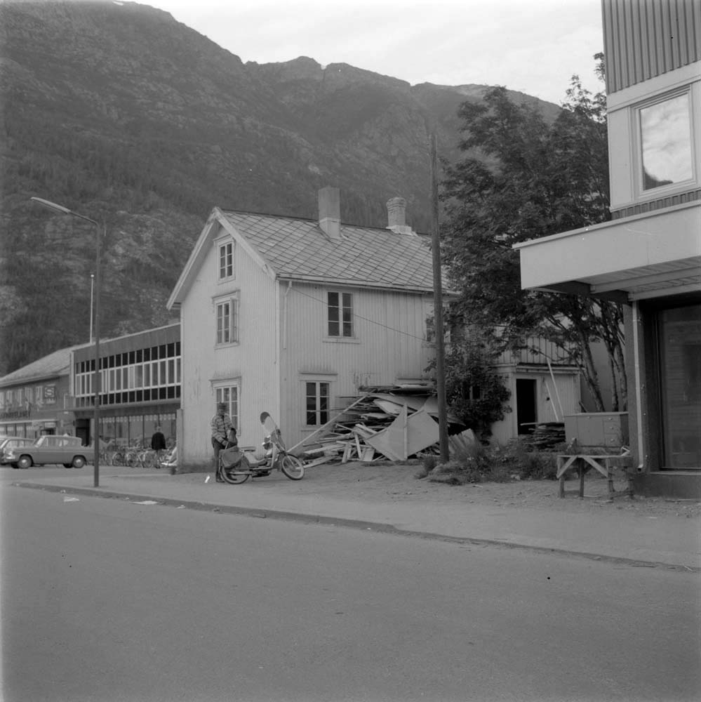 Utbygging Døsen (Joh. Petersen), Petter Dass gate mot Strandgata. Person står ved moped.