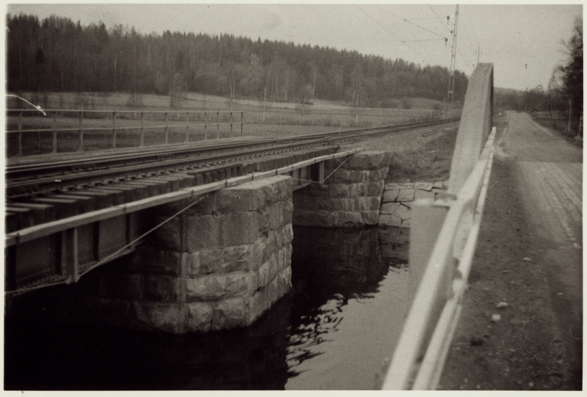 Järnvägsbro parallellt med en vägbro på okänd plats.