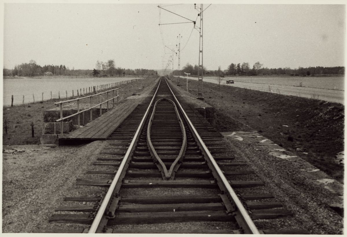 Järnvägsbro över Brobybäcken på linjen mellan Kungsör och Hällby.