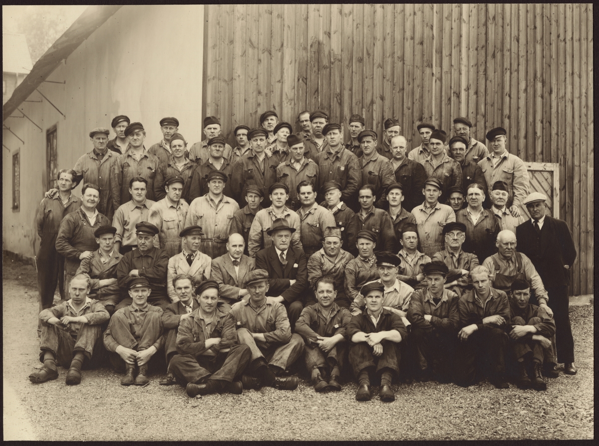 Gruppfoto på personalen vid Kopparberg järnvägsverkstad.