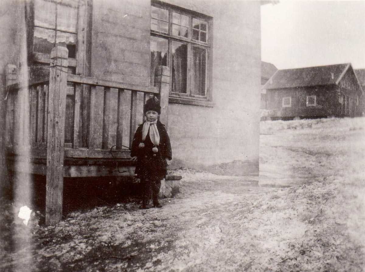 Aslaug Christensen foran Steinbrakka i Kirkenes 1915.