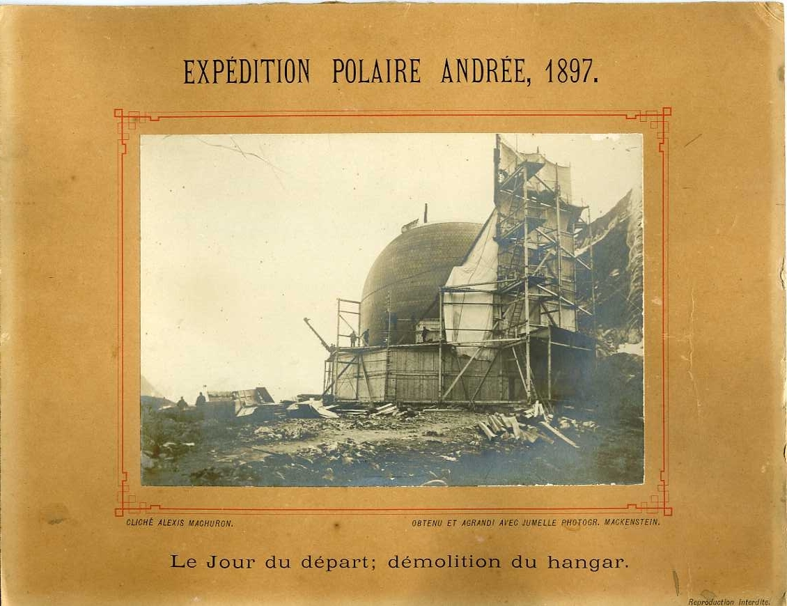 Ballonghusets vägg mot norr rivs inför start. "Le Jour du départ; démolition du hangar."