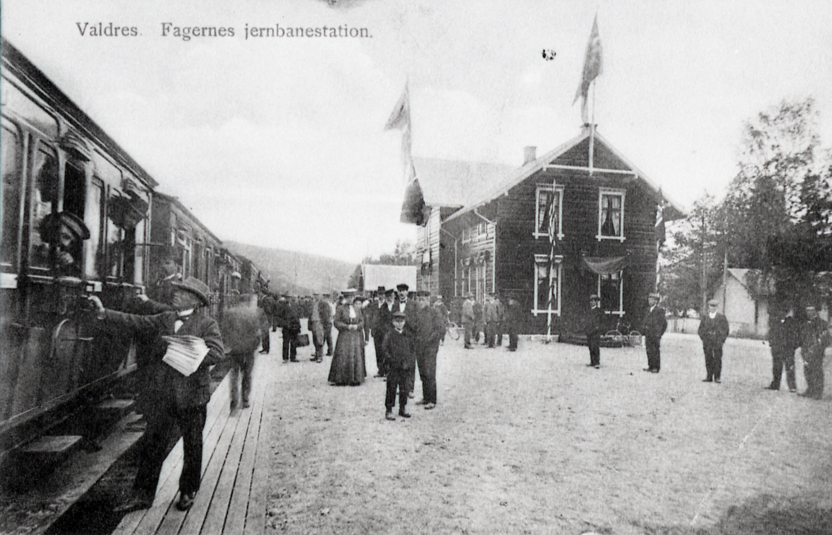 Kopi av postkort med motiv frå Fagernes stasjon i 1907. Toget står ved perrongen.