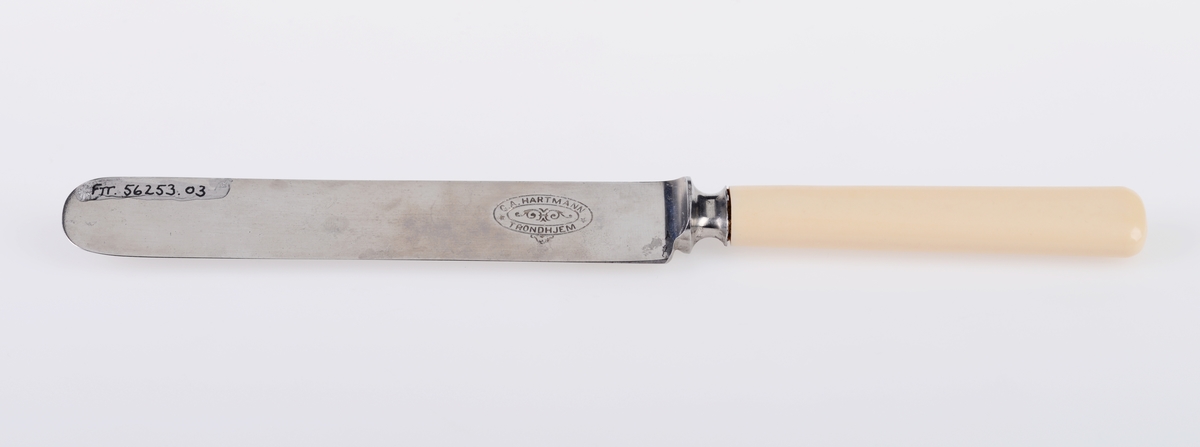 30 identiske middagskniver. Knivbladet er laget av stål og er relativt bredt og langt. Skaftet er laget av bein. På den ene siden er det stempel med informasjon om produsent og produksjonssted, samt forhandler - se "Påført tekst/merker".