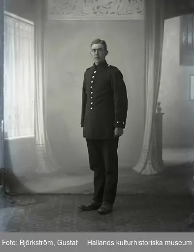 Porträtt, ung man stående i helfigur iklädd militär uniform. Ateljébild. Beställare: 211/1 Malmström.