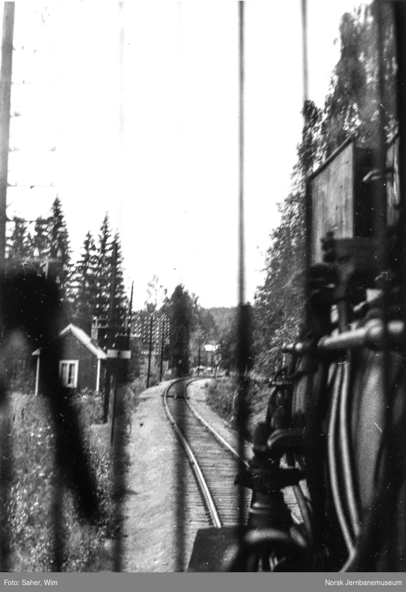 Utsikt fra førerrommet på damplokomotiv type 26a nr. 215, underveis i dagtoget fra Oslo Ø til Trondheim over Røros, ca ved km 245,6, rett syd for Koppang stasjon