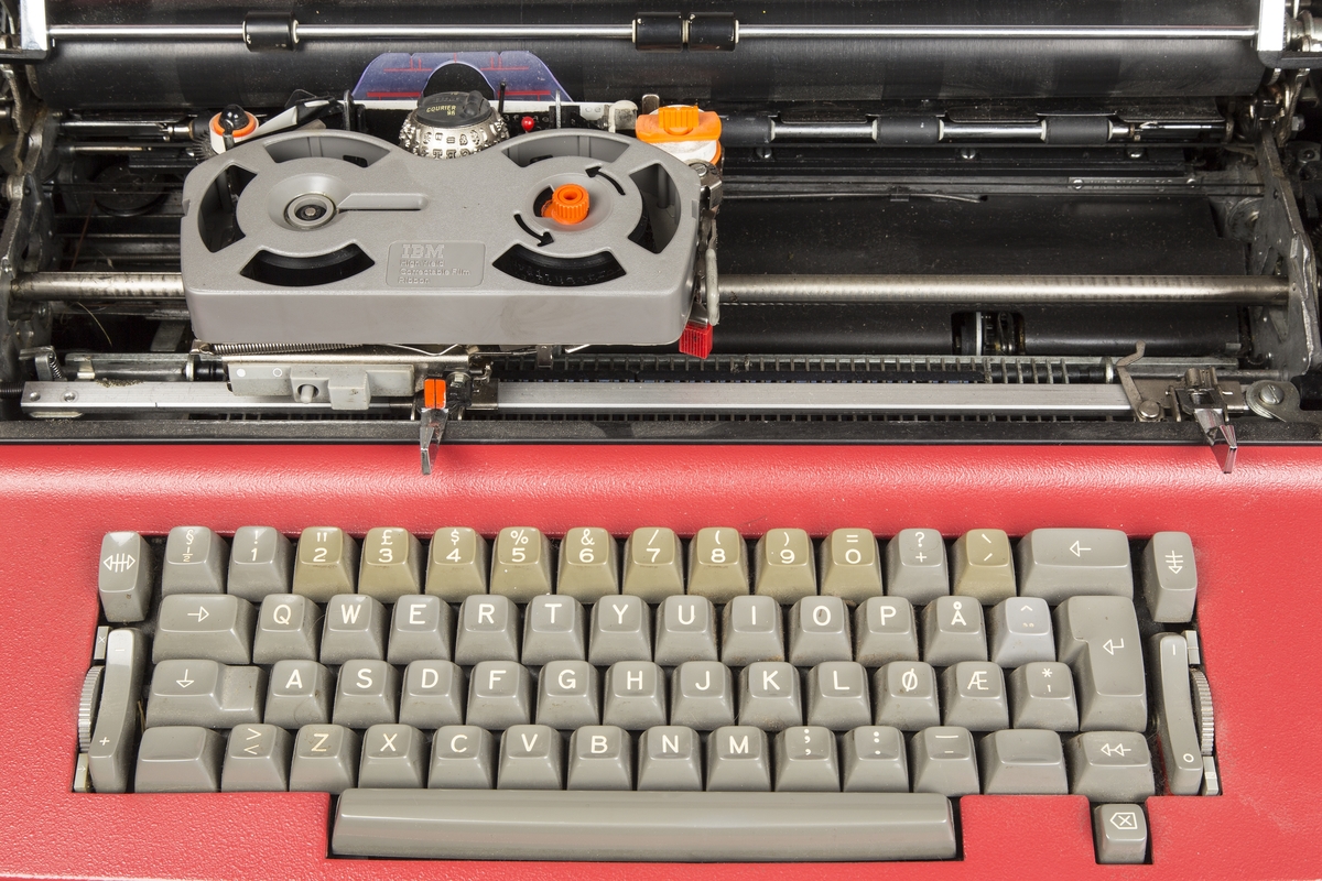 Elektrisk skrivemaskin. Stor, profesjonell type for kontorbruk.