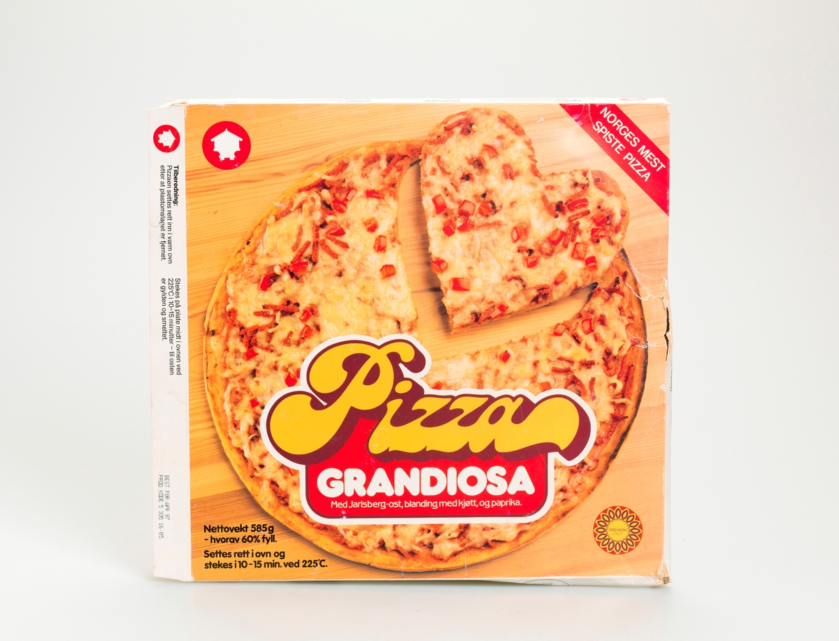 Et fotografi av en Pizza Grandiosa, der 1/4 av pizzaen er skåret ut som et hjerte.