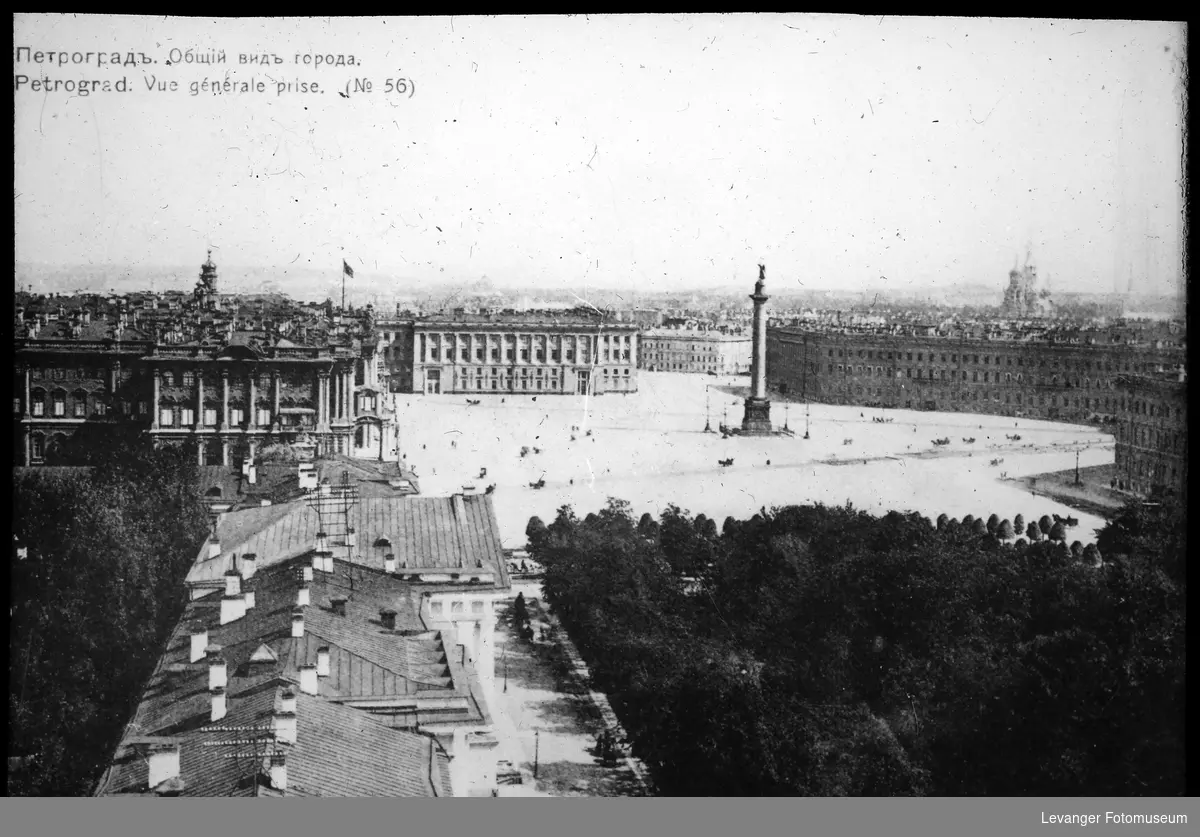 Oversiktsbilde, prospekt av plassen foran Vinterpalasset i daværende Petrograd, nå St Petersburg, vi ser Oppstandelseskirken i bakgrunnen.
