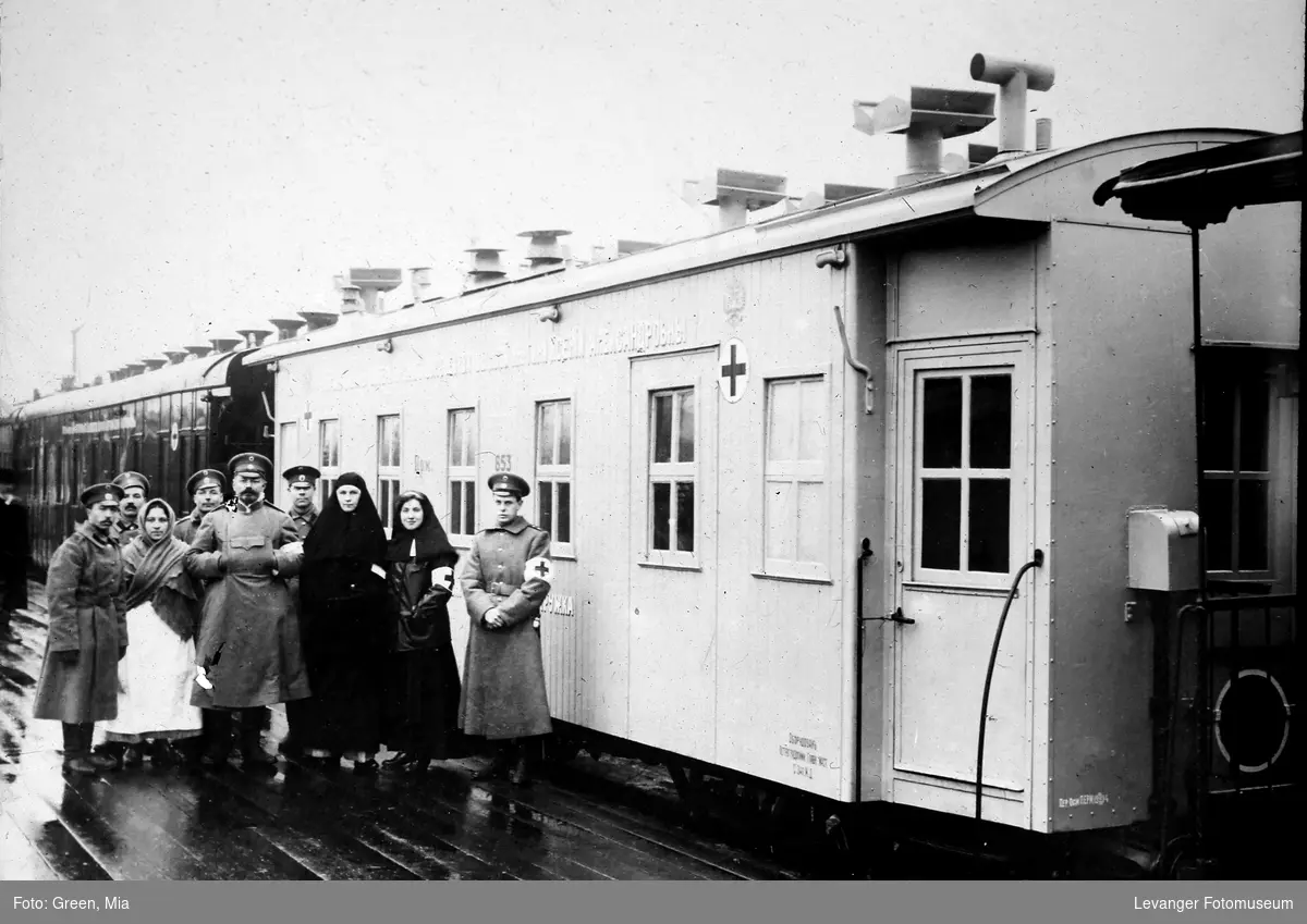 Storfystinne Xenia Alexandrovas hospital-tog under 1.verdenskrig der Christian Johannesessen var sjef, staben stiller opp foran toget.