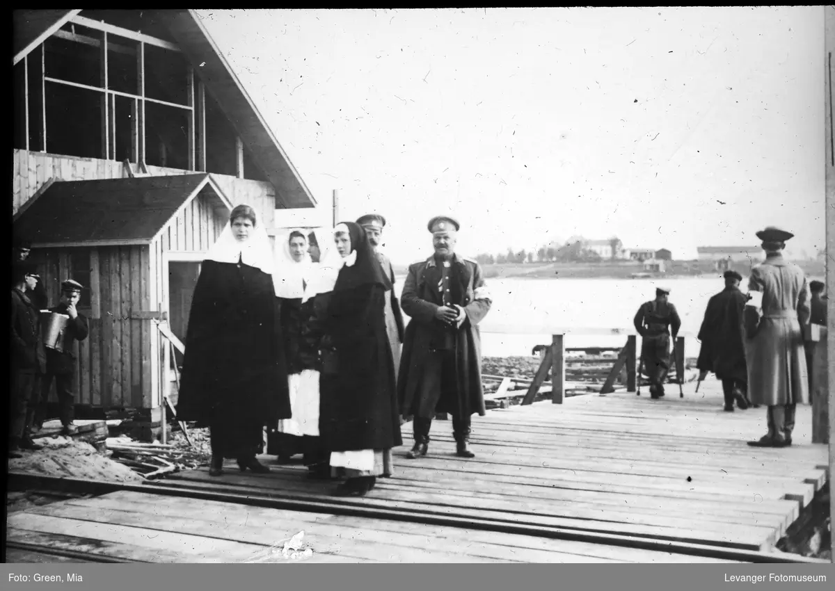 Sykepleiere svenske og russiske offiserer ved Hammaren brygge i Haparanda.