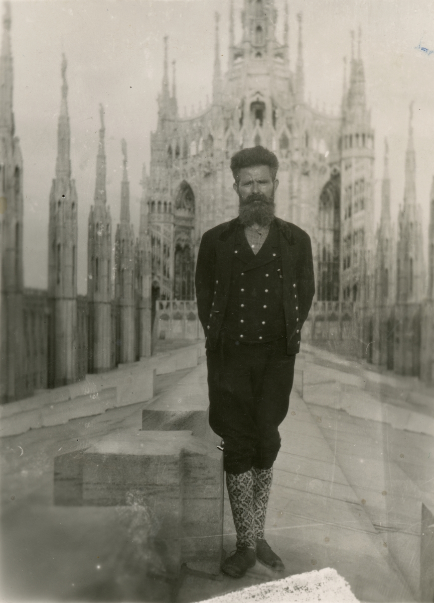 Portrettfotografi av Ingvald Skjeldrup på taket(?) til en katedral i Italia.