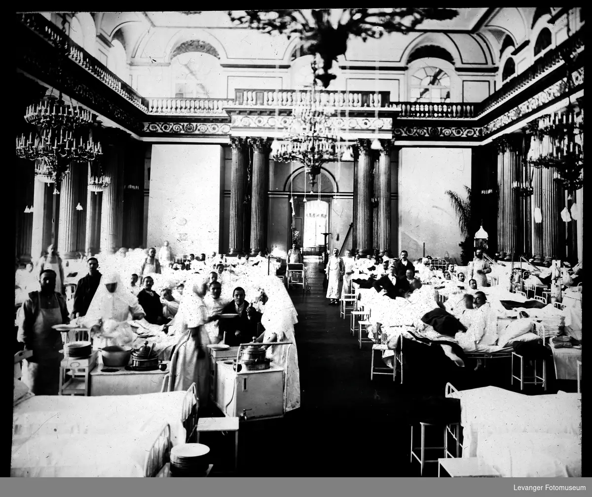 Armorial Hall i Vinterpalasset omgjort  til sykesal under  1.verdenskrig. Sykehuset var spesialisert i kirurgi.