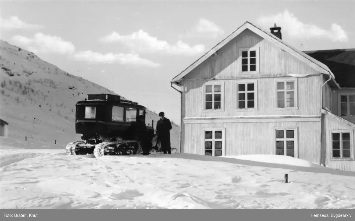 Beltebilentil selskapet Gol-Lærdal-Maristubilene, sjåfør Svein Hovland, Borgund ved sida. Ca år 1939-42