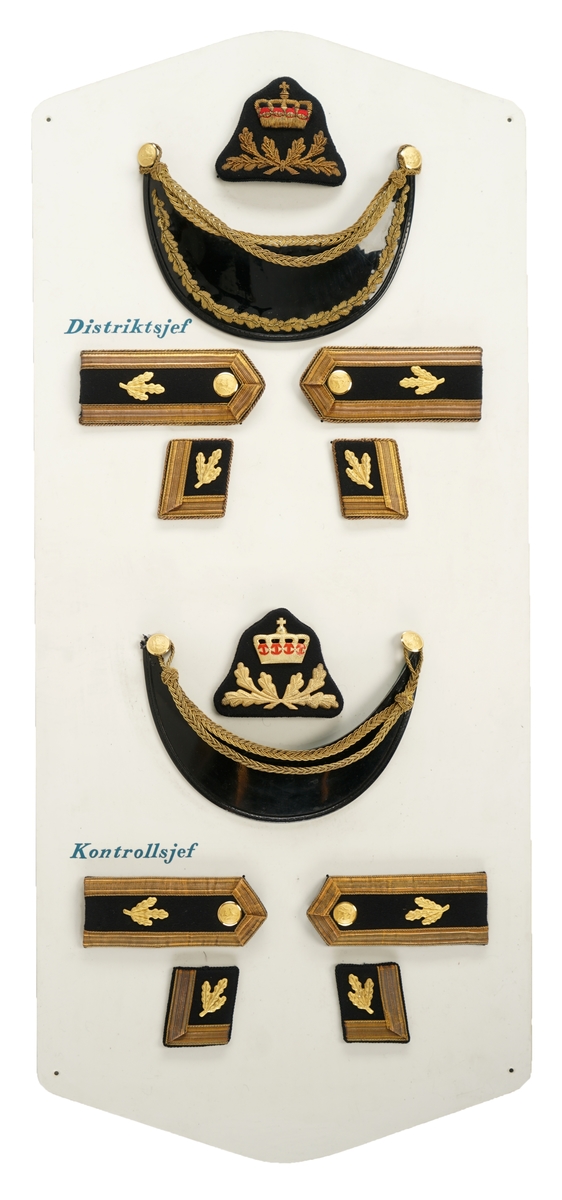 Plansje med eksempler på distinksjoner, luemerke ,lueskjerm og stormtresse fra uniformsreglementet av 1958