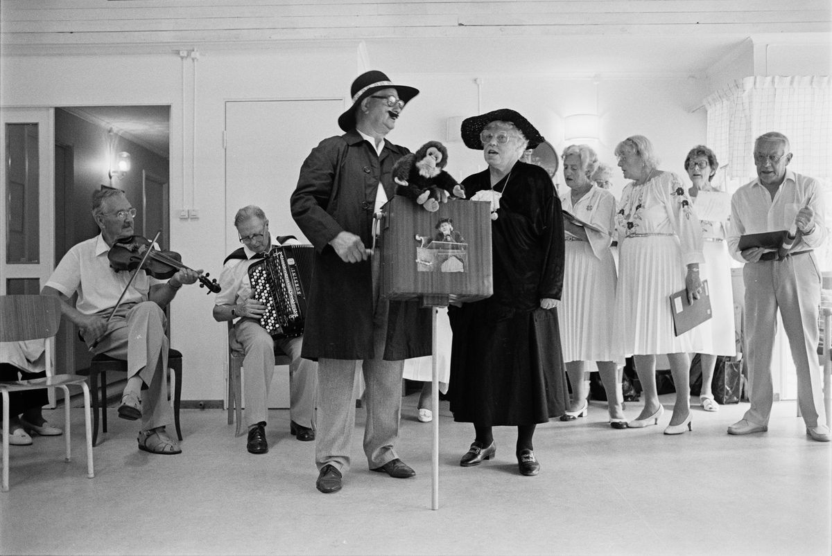 Musikgruppen Takt och ton uppträder på ett konvalescenthem, sannolikt Fagerudd utanför Enköping, Uppland juni 1988