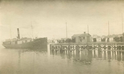 Hurtigruta kommer til kaia i Vadsø 1918.