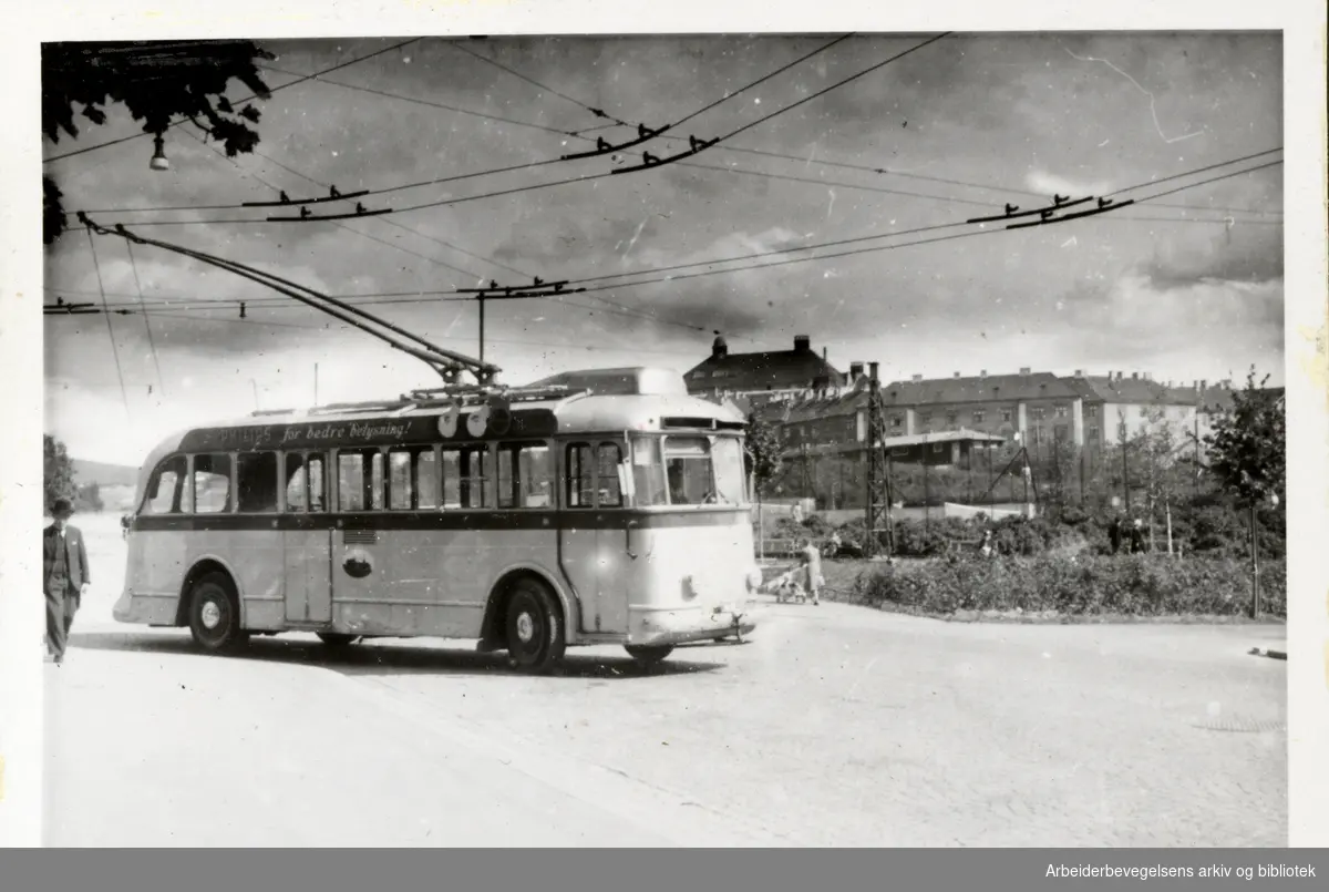 Bilder av produksjon fra Nebb - Norsk Elektrisk & Brown Boveri AS. Trolleybusser til Oslo Sporveier, fotografert i Christian Michelsens gate. Levert 1943.