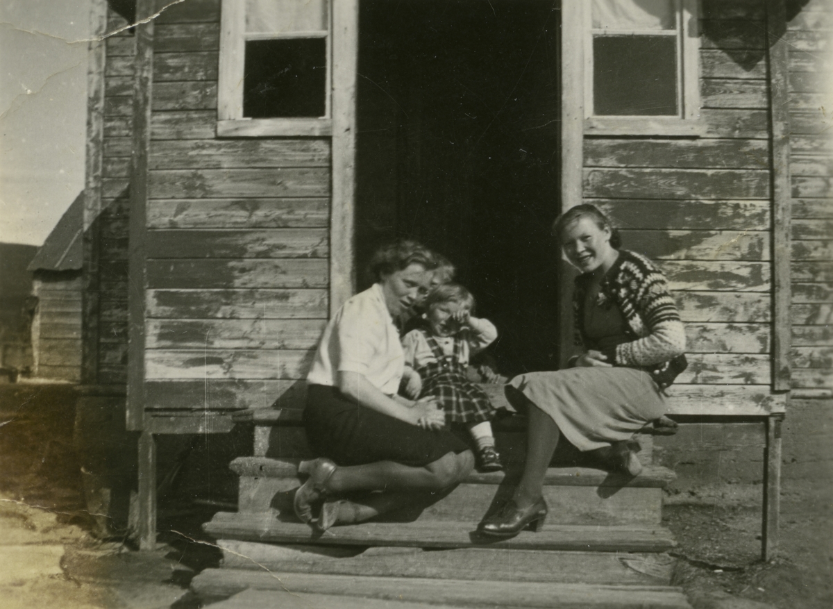 Familien Ittelin på trappa i Vestre Jakobselv.