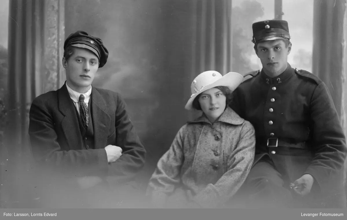 Gruppebilde av, fra venstre: ukjent (i russelue), Alma Elise Molde Herstad og ant. mannen Jon Forset Herstad i uniform.