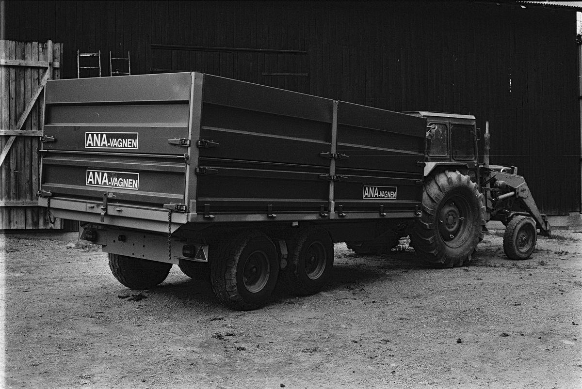 Traktorn med den nyinköpta kärran, Stora Bärsta, Uppsala-Näs socken, Uppland september 1981