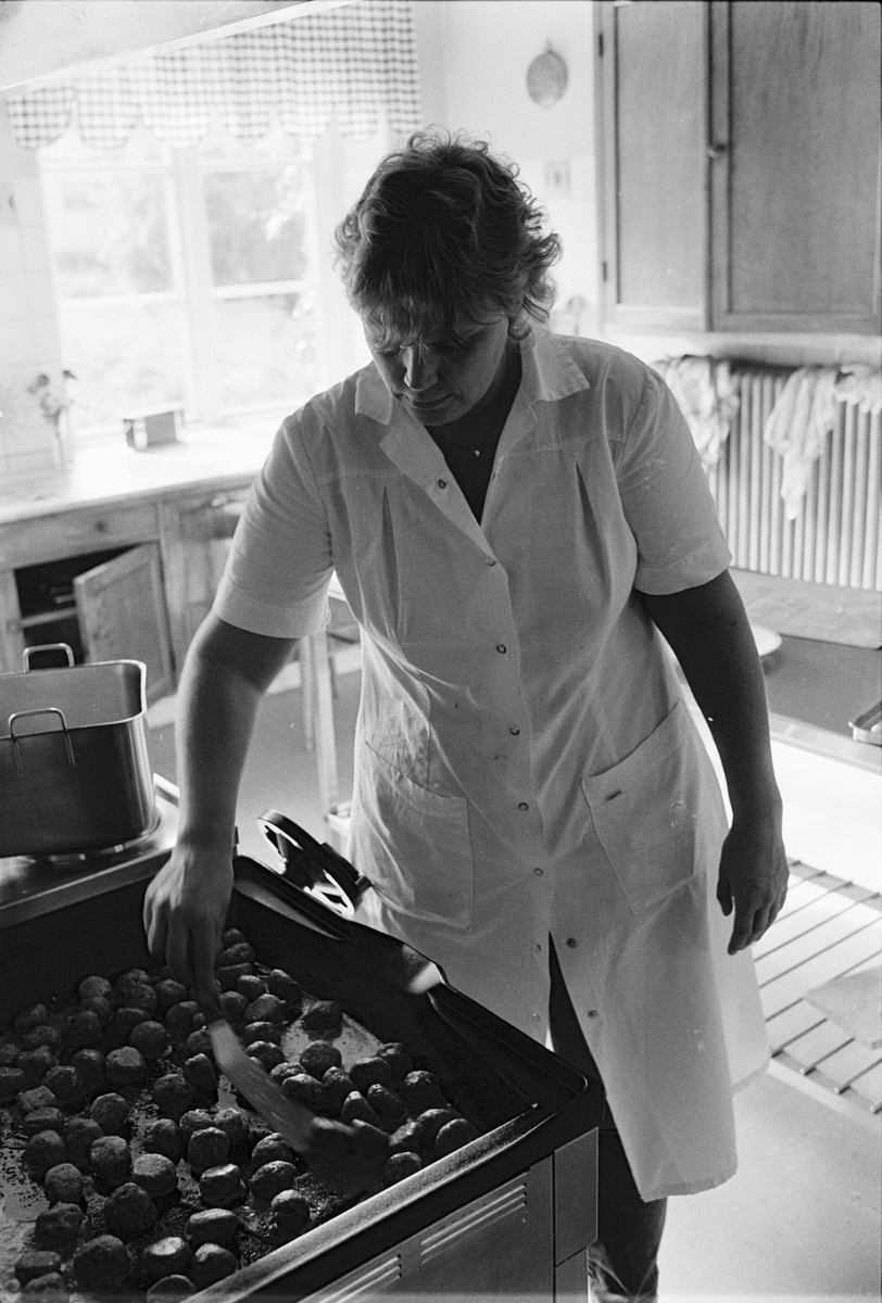 Kokerskan Titti Lind steker köttbullar, lättvårdsavdelningen Ringblomman, Gillbergska barnhemmet, Sysslomansgatan 37 - 39, Uppsala 1986